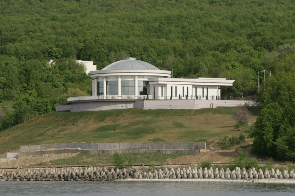 Building For G7